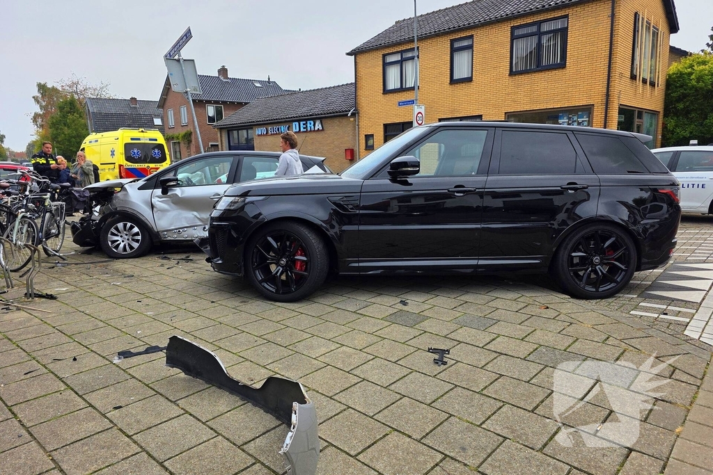 Auto's botsen met flinke schade