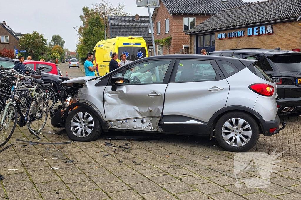 Auto's botsen met flinke schade