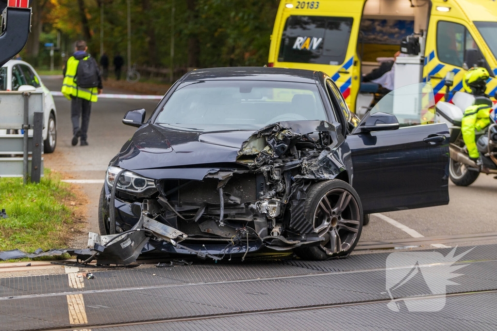 Auto botst tegen trein, man gewond