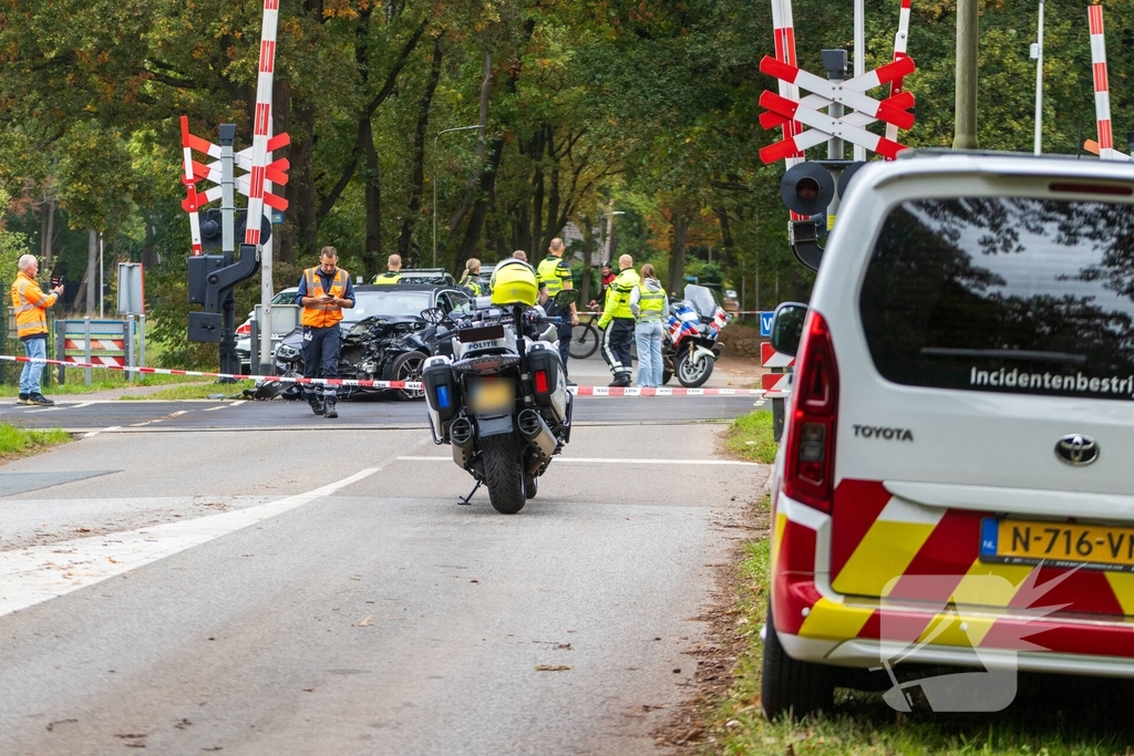 Auto botst tegen trein, man gewond