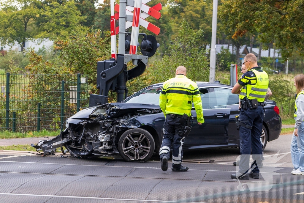 Auto botst tegen trein, man gewond