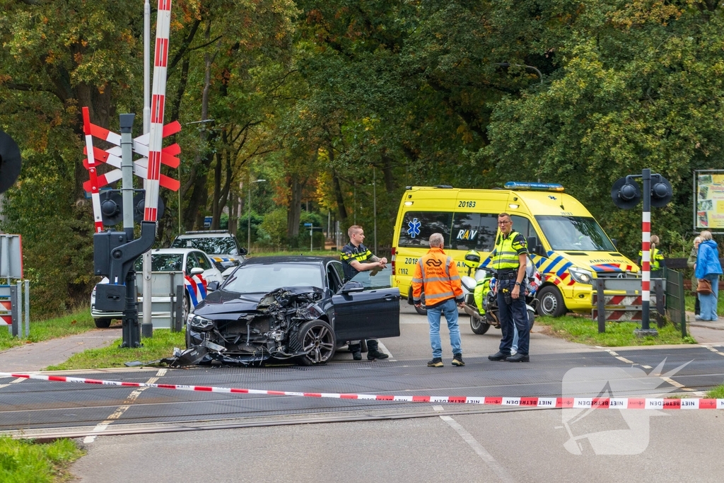 Auto botst tegen trein, man gewond