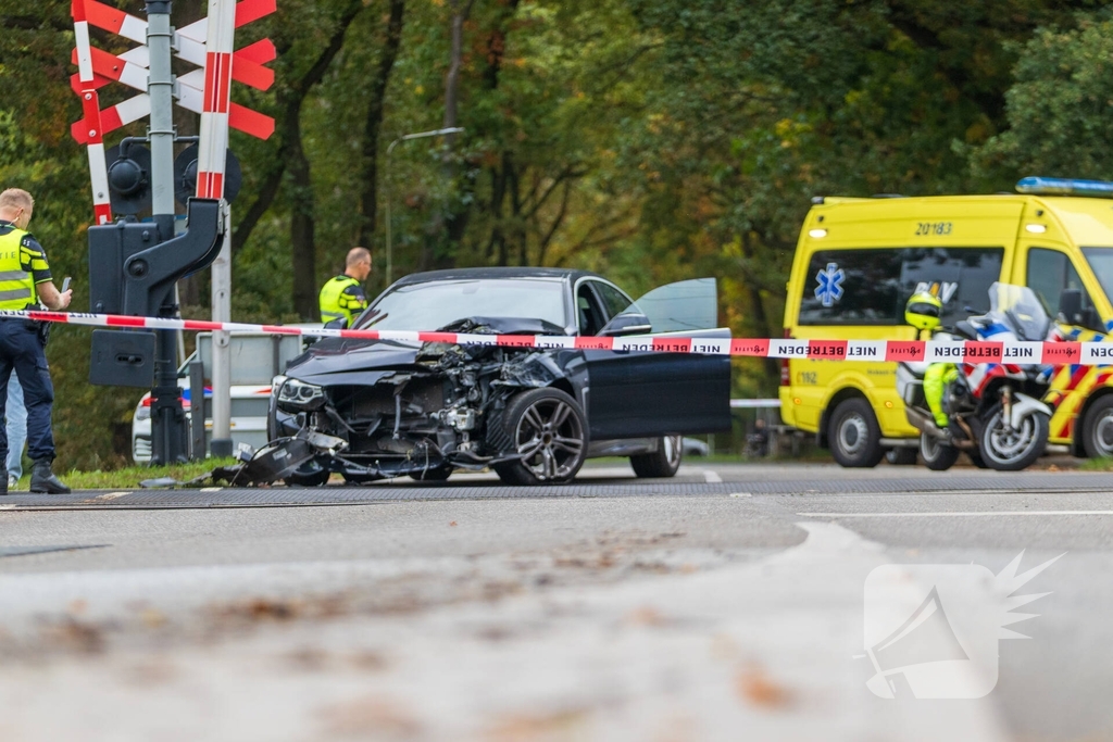 Auto botst tegen trein, man gewond