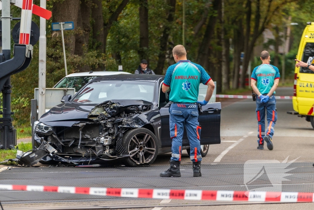 Auto botst tegen trein, man gewond