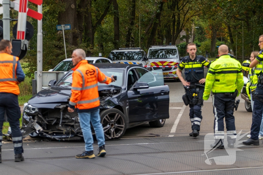 Auto botst tegen trein, man gewond