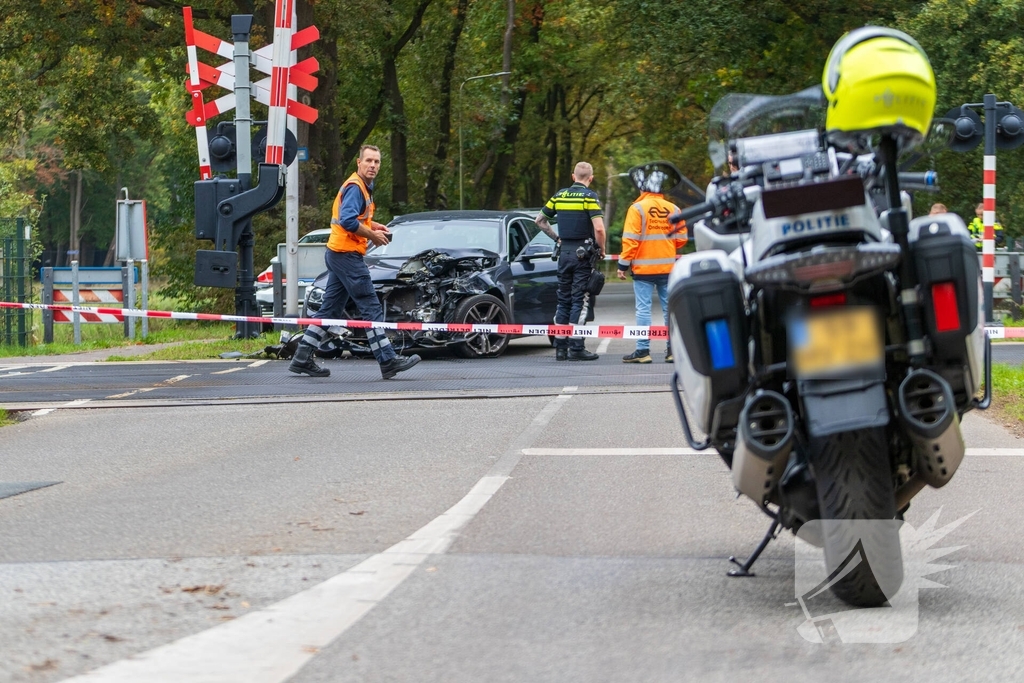 Auto botst tegen trein, man gewond