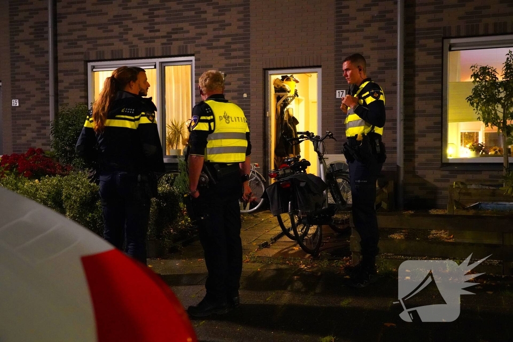 Explosief gaat af bij woning, politie doet onderzoek