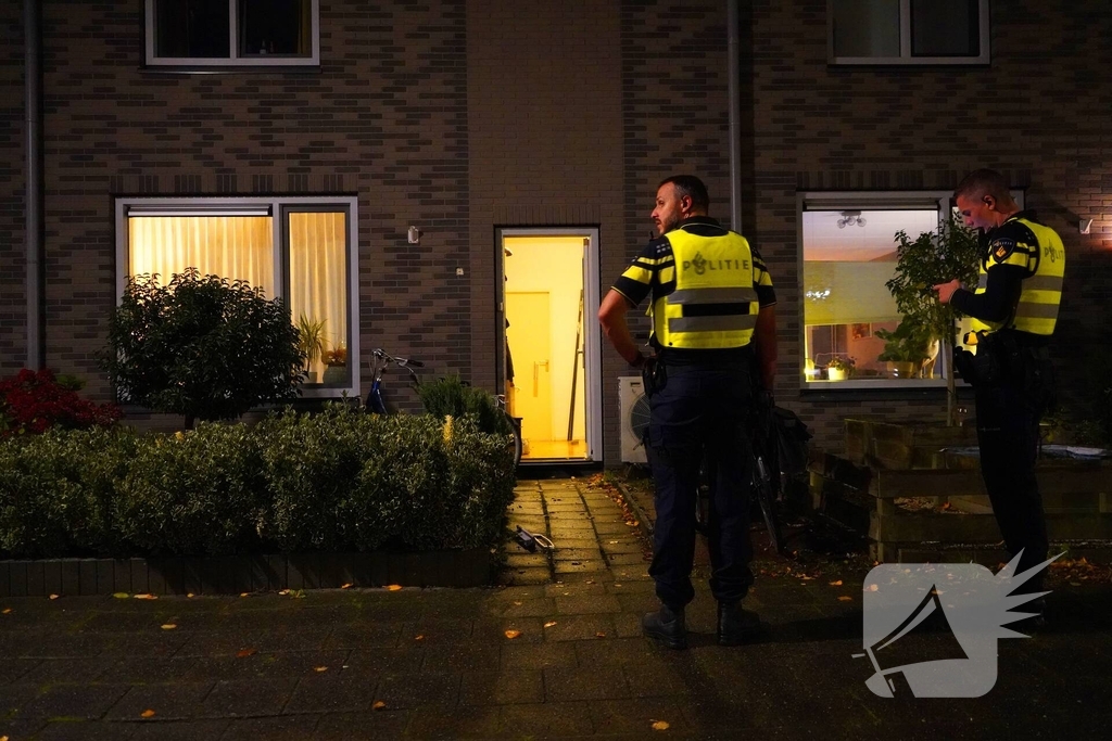 Explosief gaat af bij woning, politie doet onderzoek