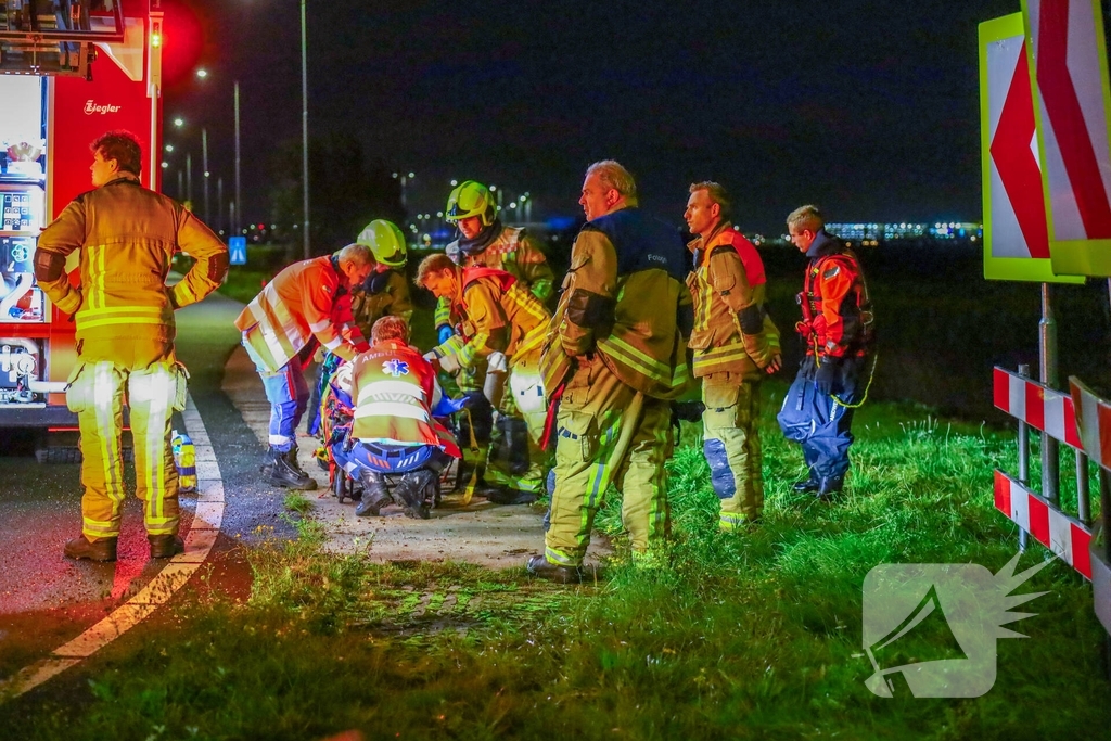 Auto belandt in water na ongeval