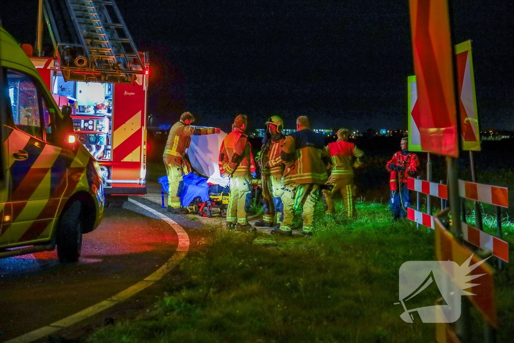 Auto belandt in water na ongeval