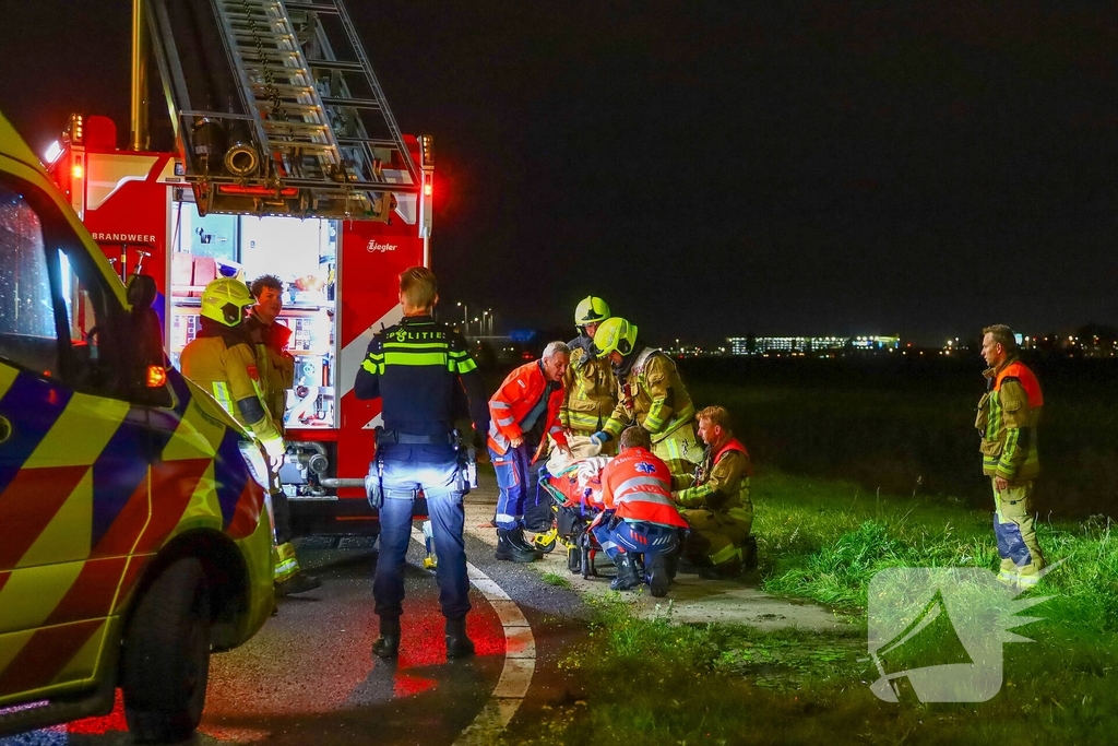 Auto belandt in water na ongeval