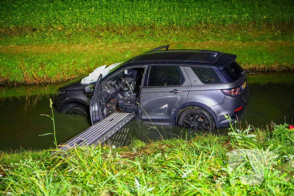 Auto belandt in water na ongeval