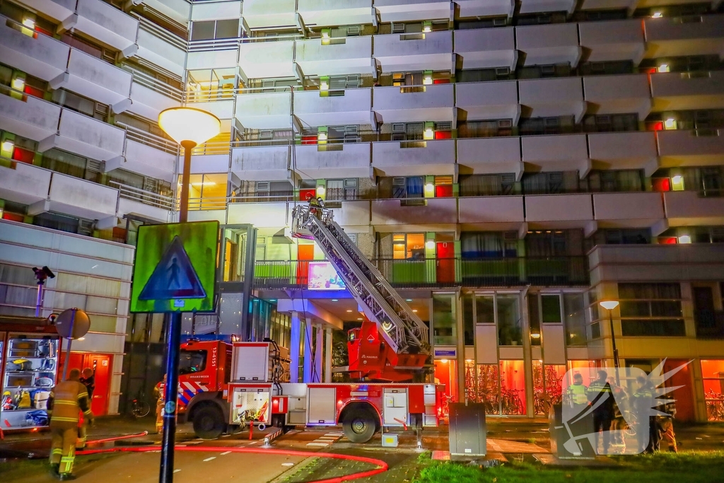Brand in flatwoning onder controle