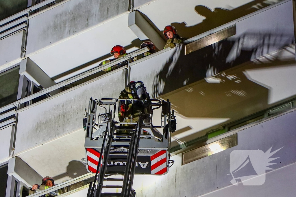 Brand in flatwoning onder controle