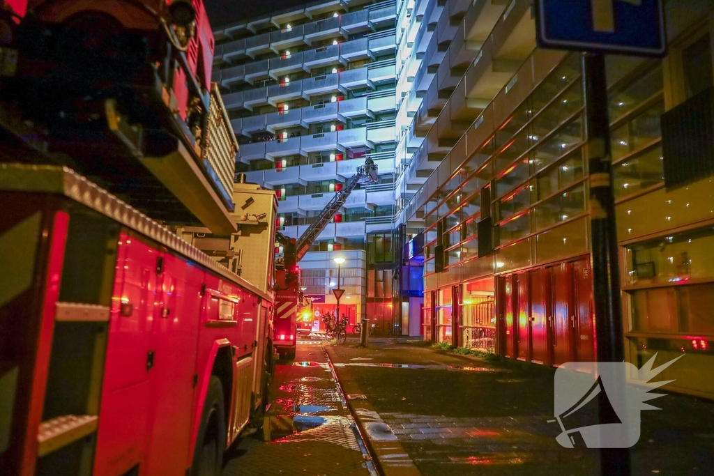 Brand in flatwoning onder controle