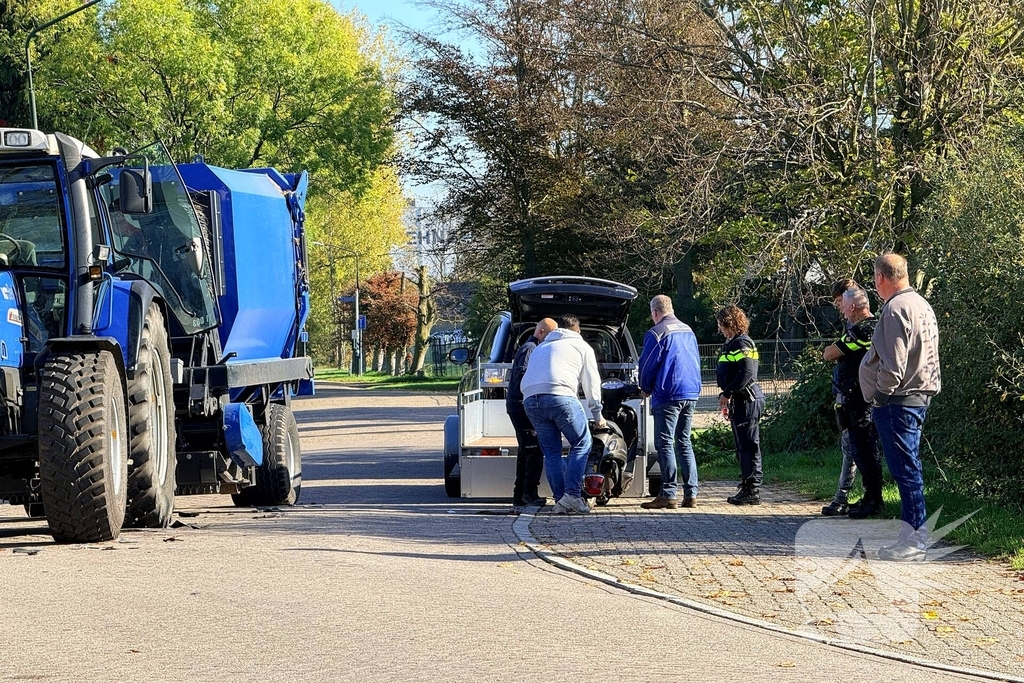 Scooterrijder gewond bij aanrijding met tractor