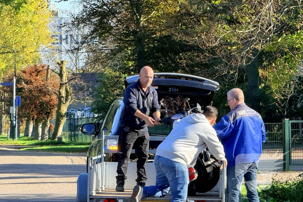 Scooterrijder gewond bij aanrijding met tractor