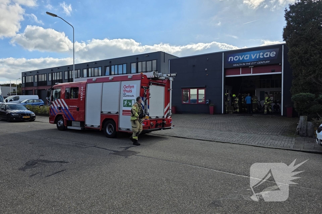 Brandweer onderzoekt gaslucht in bedrijfspand