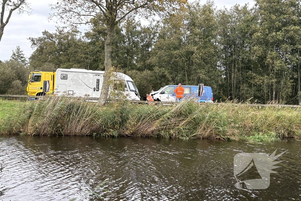 Botsing tussen bestelbus en camper