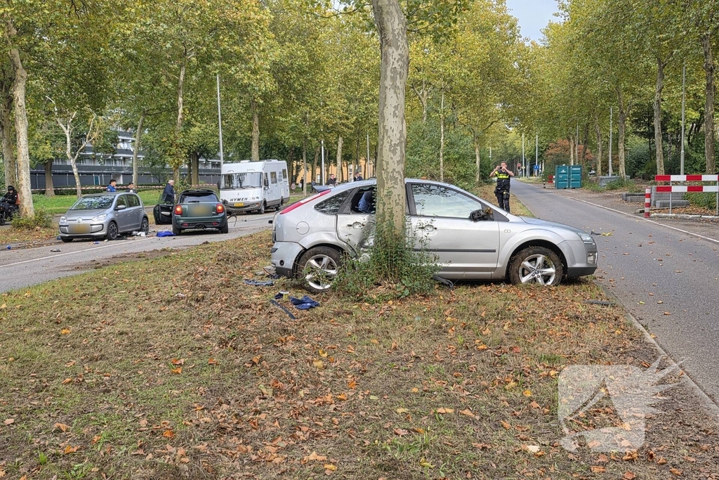 Twee voertuigen crashen, inzittenden onderzocht
