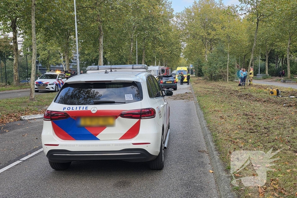 Twee voertuigen crashen, inzittenden onderzocht