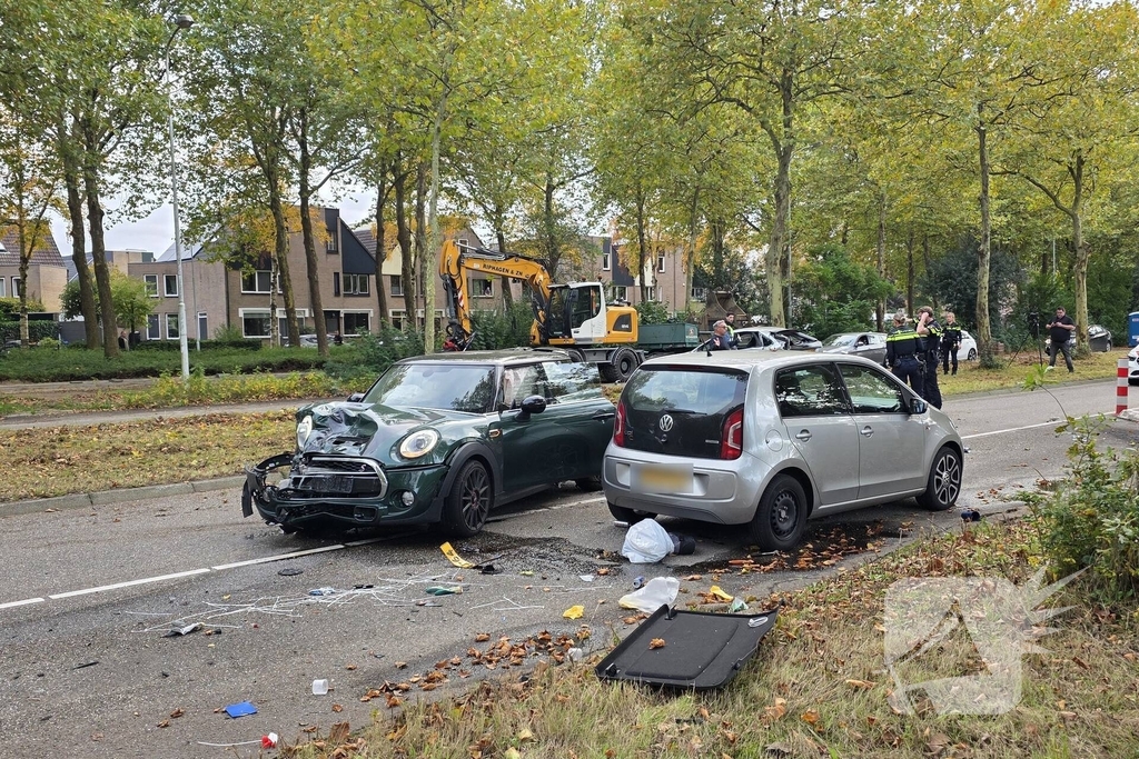 Twee voertuigen crashen, inzittenden onderzocht