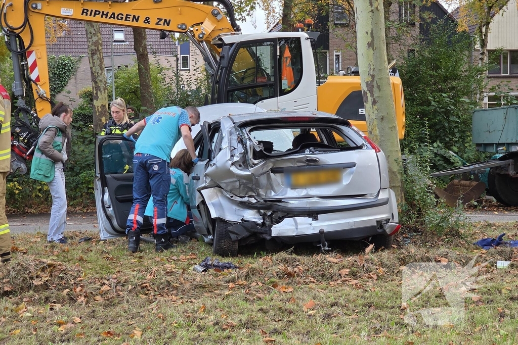 Twee voertuigen crashen, inzittenden onderzocht