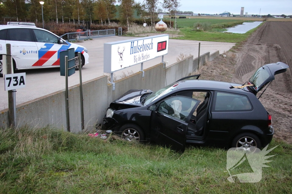 Automobilist rijdt plaatsnaambord plat en botst tegen wand