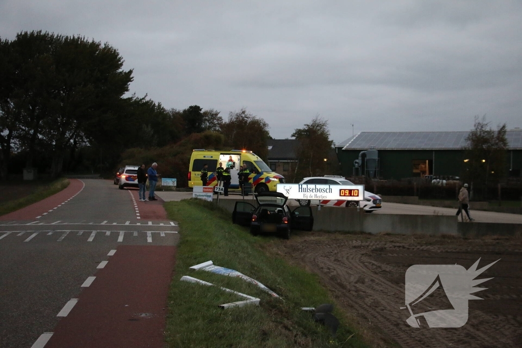 Automobilist rijdt plaatsnaambord plat en botst tegen wand