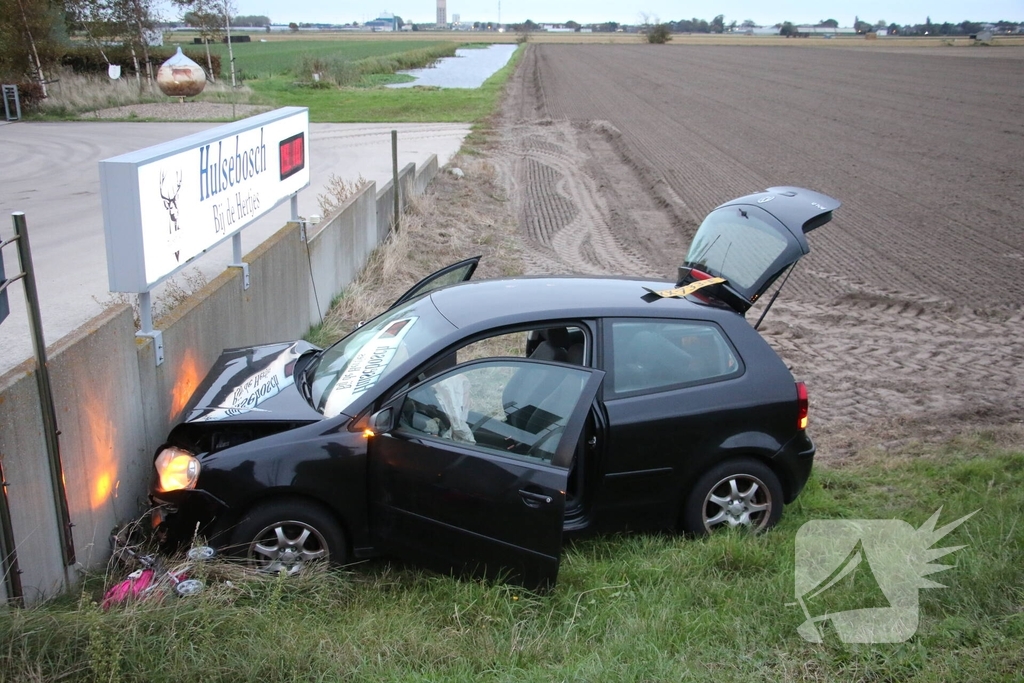 Automobilist rijdt plaatsnaambord plat en botst tegen wand
