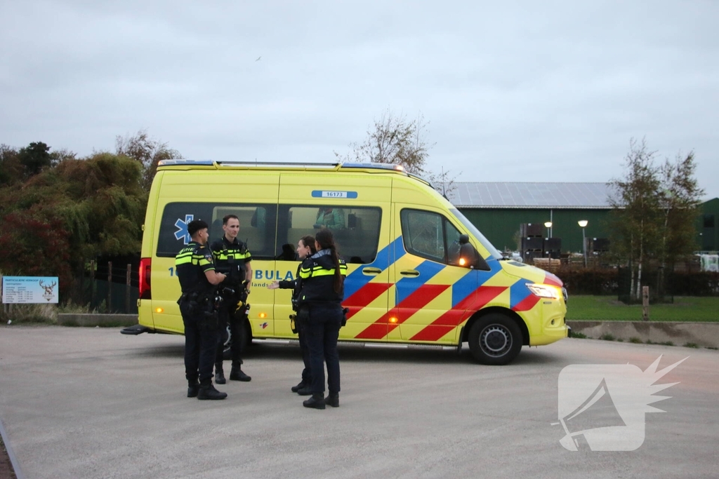 Automobilist rijdt plaatsnaambord plat en botst tegen wand