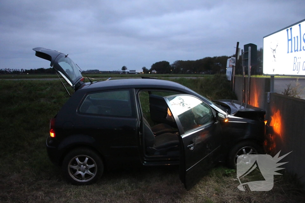 Automobilist rijdt plaatsnaambord plat en botst tegen wand