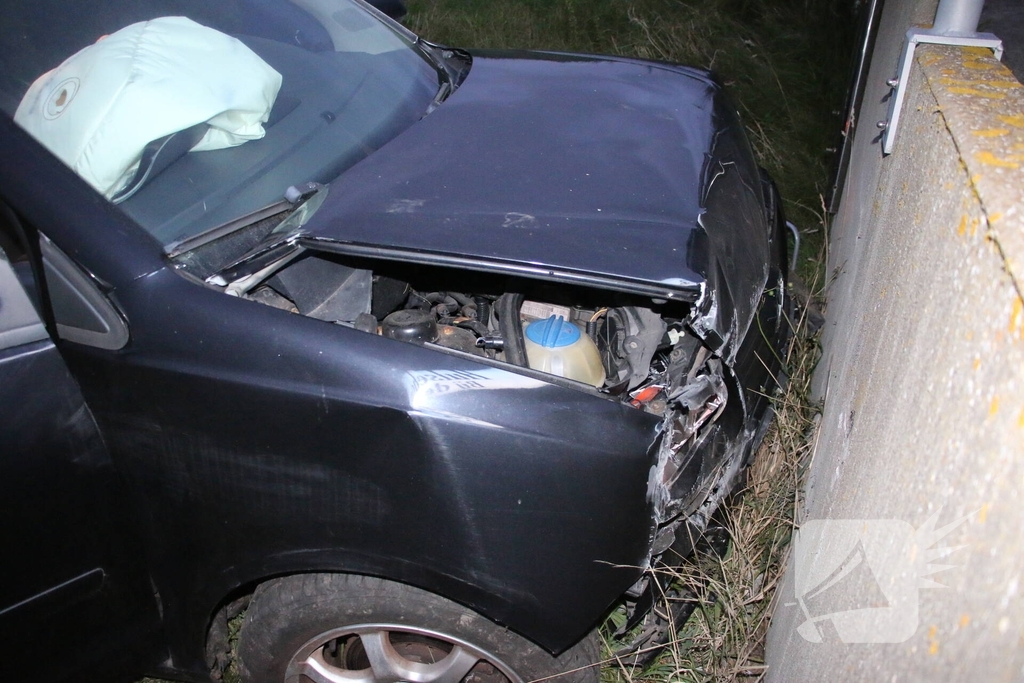 Automobilist rijdt plaatsnaambord plat en botst tegen wand
