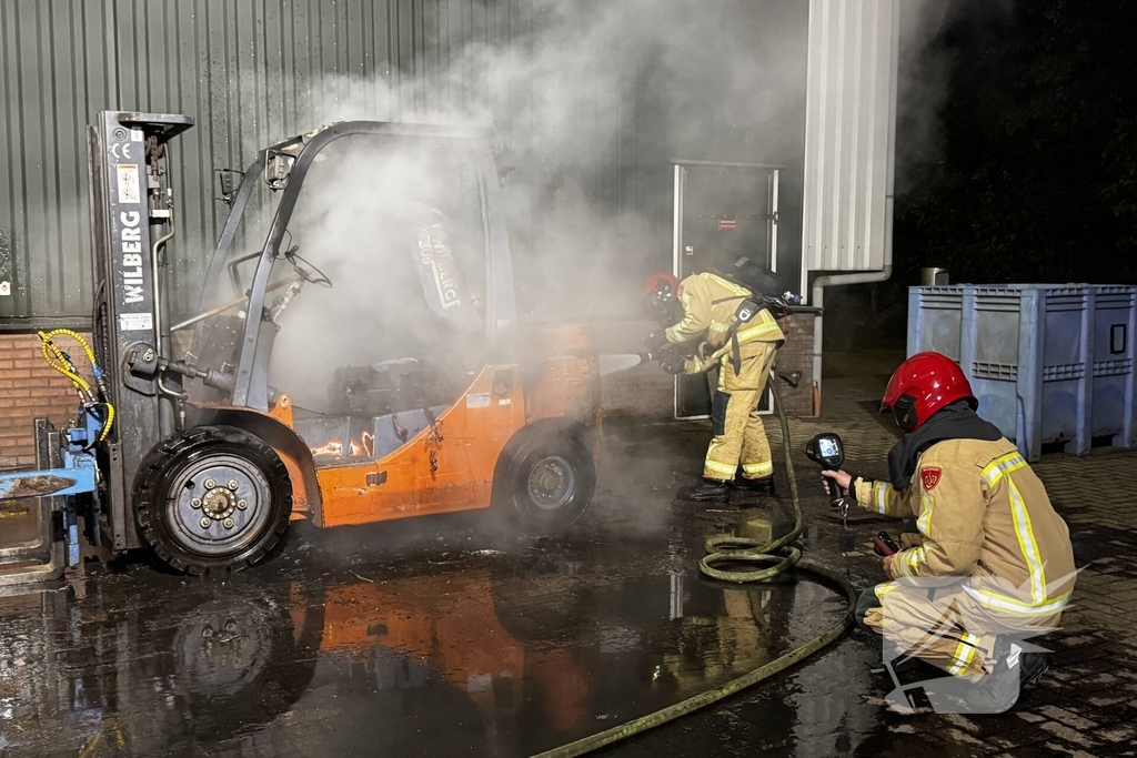 Voertuigbrand veroorzaakt aanzienlijke schade aan heftruck