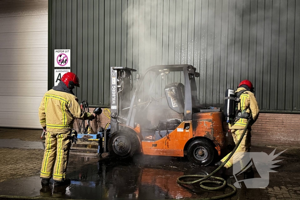 Voertuigbrand veroorzaakt aanzienlijke schade aan heftruck