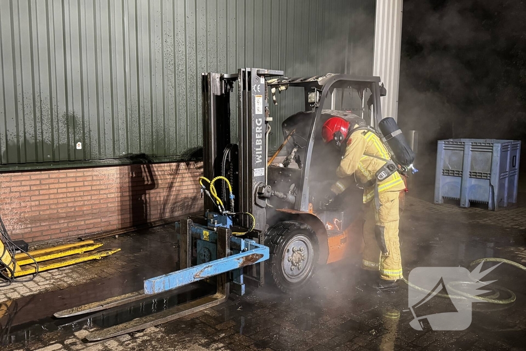 Voertuigbrand veroorzaakt aanzienlijke schade aan heftruck