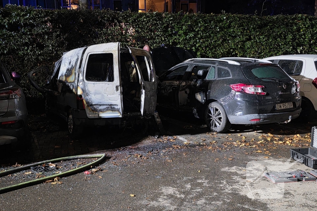 Brand verwoest bestelbus en beschadigt omliggende voertuigen