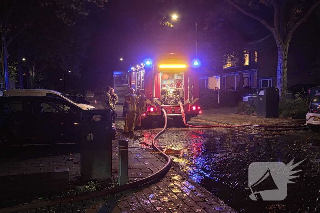 Brand verwoest bestelbus en beschadigt omliggende voertuigen