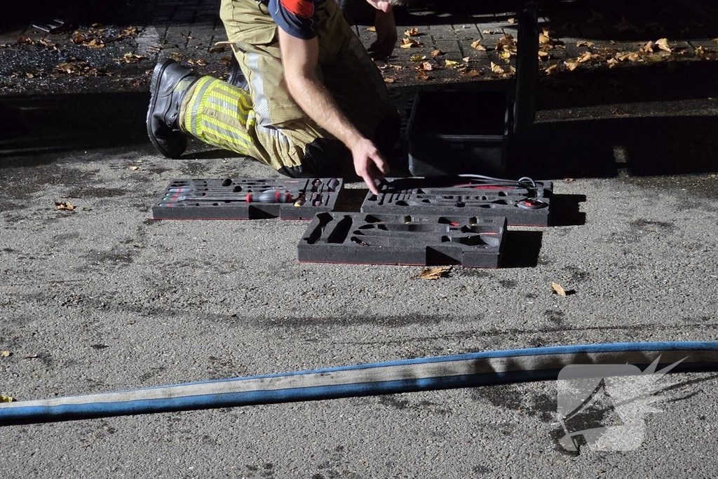 Brand verwoest bestelbus en beschadigt omliggende voertuigen