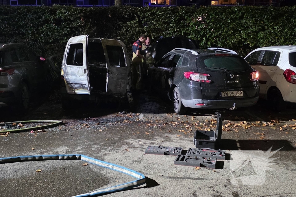 Brand verwoest bestelbus en beschadigt omliggende voertuigen