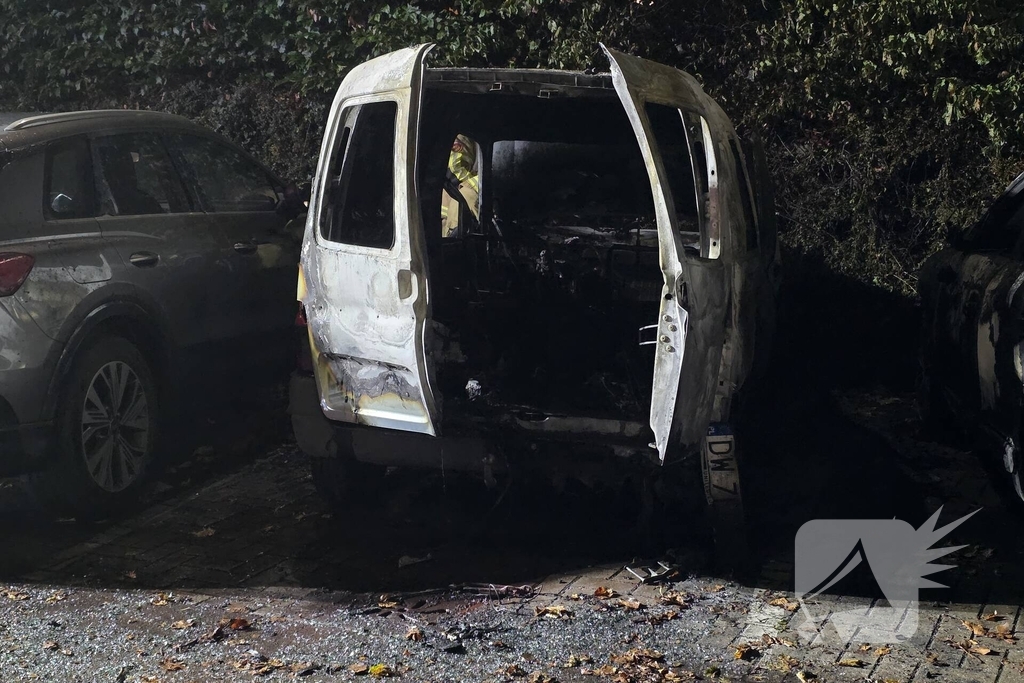 Brand verwoest bestelbus en beschadigt omliggende voertuigen