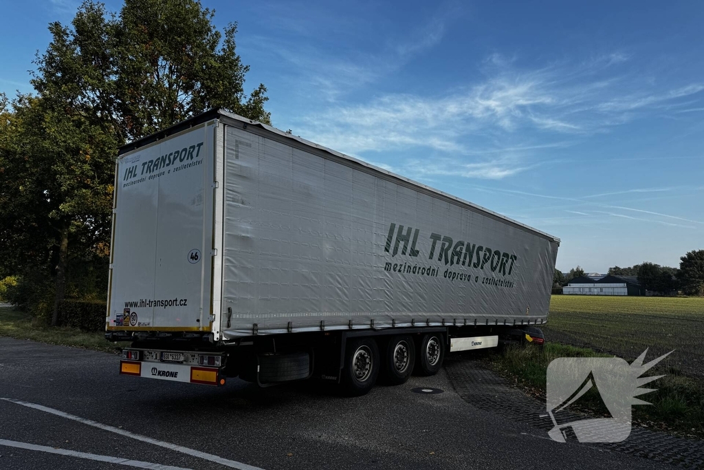 Vrachtwagencombinatie vast in berm