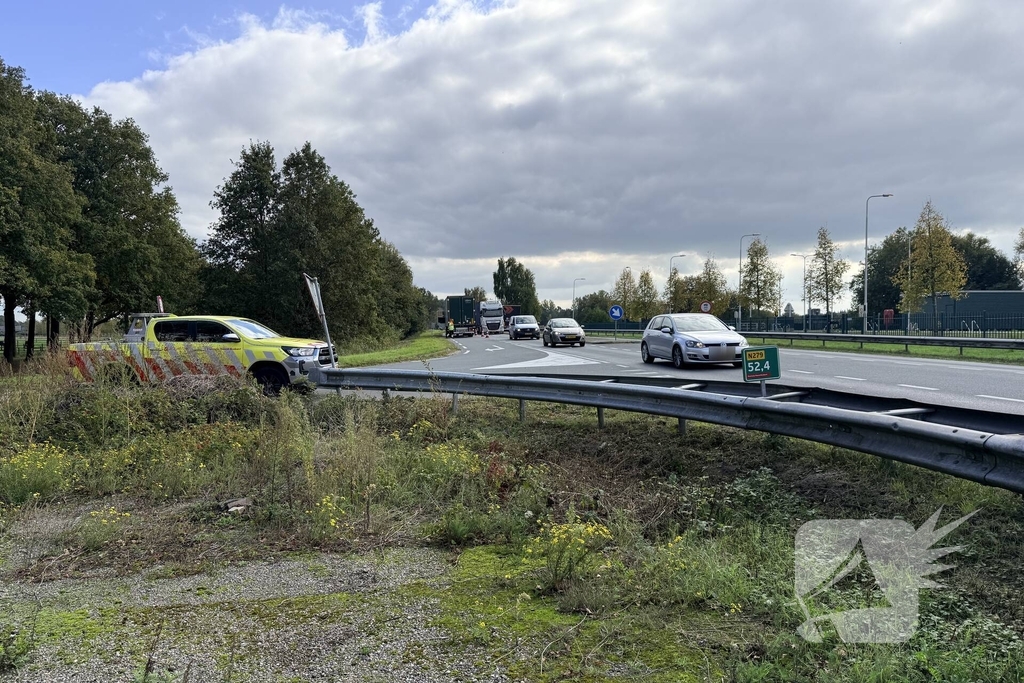 Auto met klapband veroorzaakt ongeval