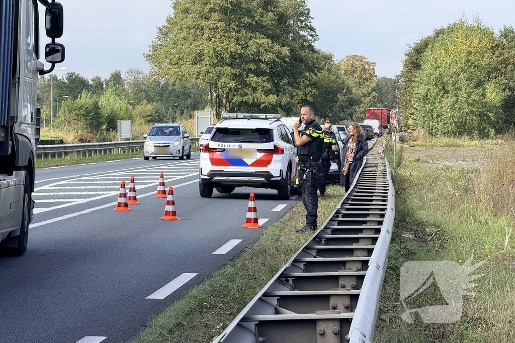 Auto met klapband veroorzaakt ongeval