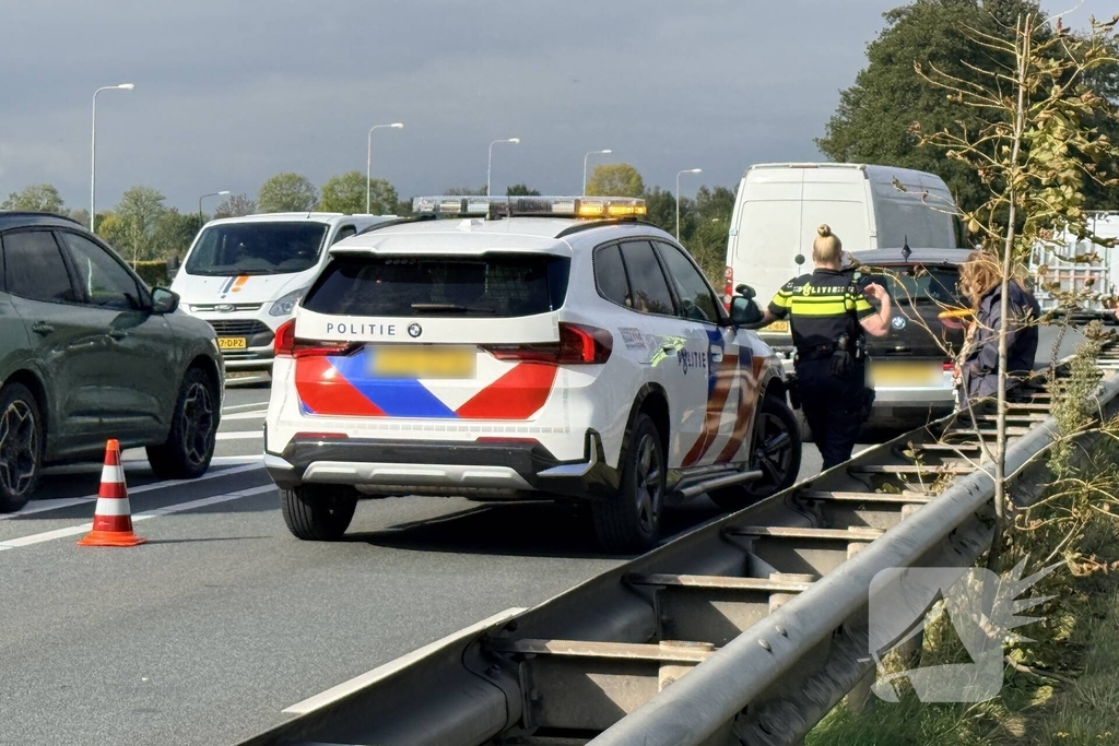 Auto met klapband veroorzaakt ongeval