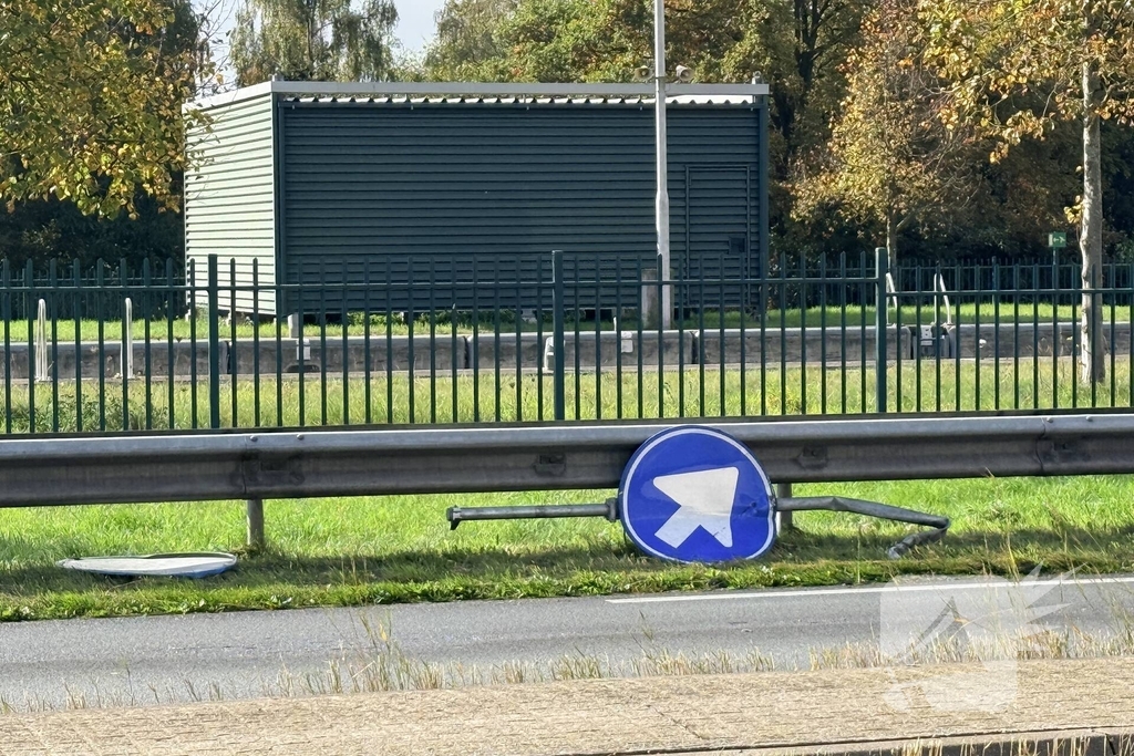 Auto met klapband veroorzaakt ongeval