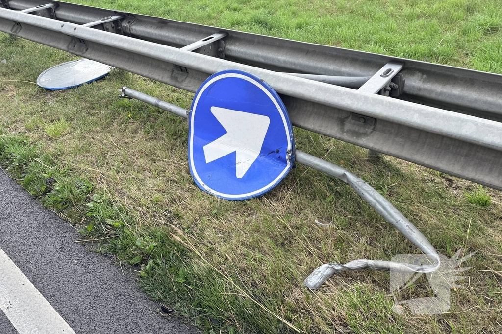 Auto met klapband veroorzaakt ongeval