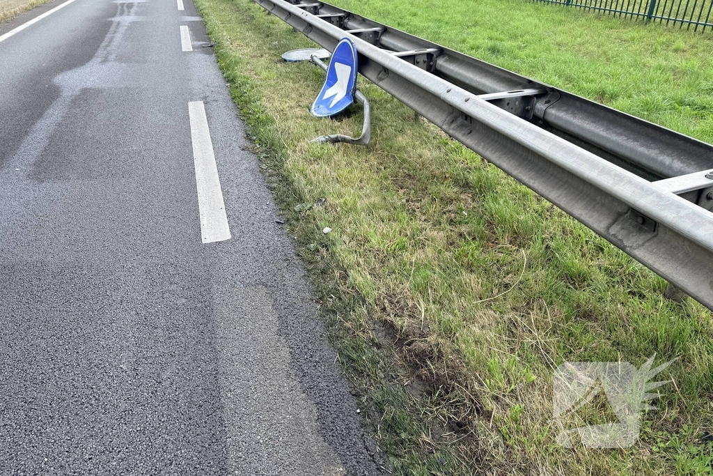Auto met klapband veroorzaakt ongeval