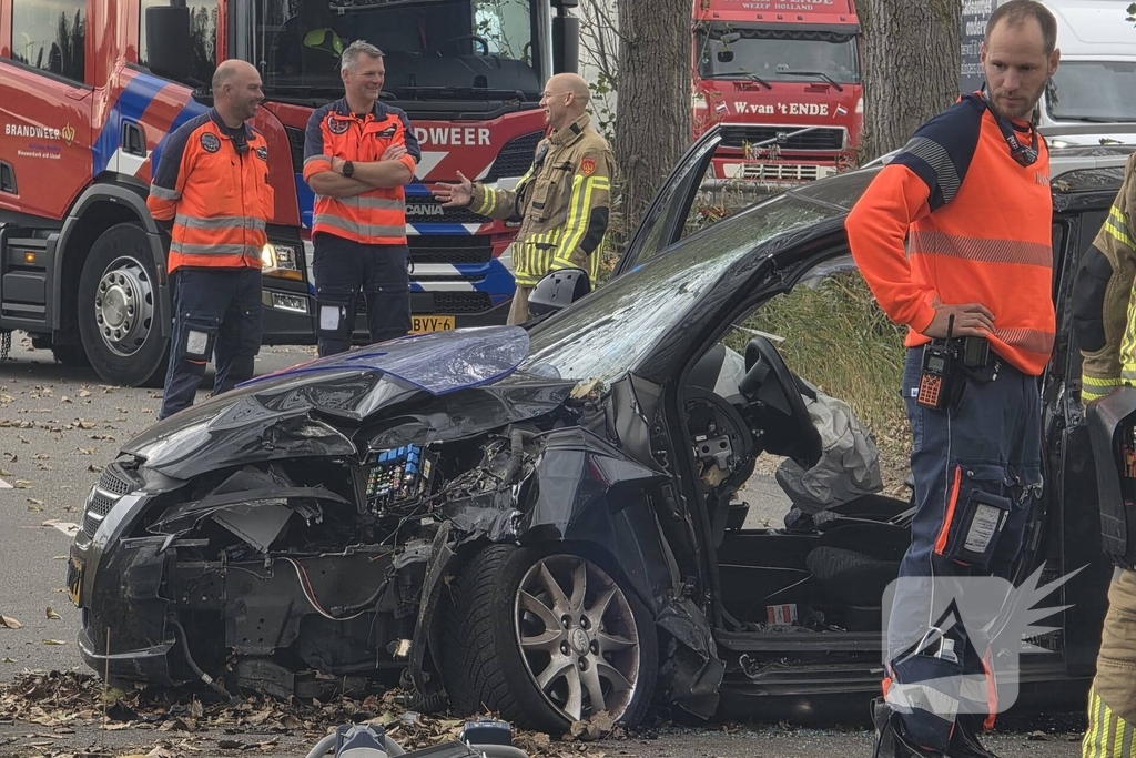 Zwaargewonde na botsing tegen boom