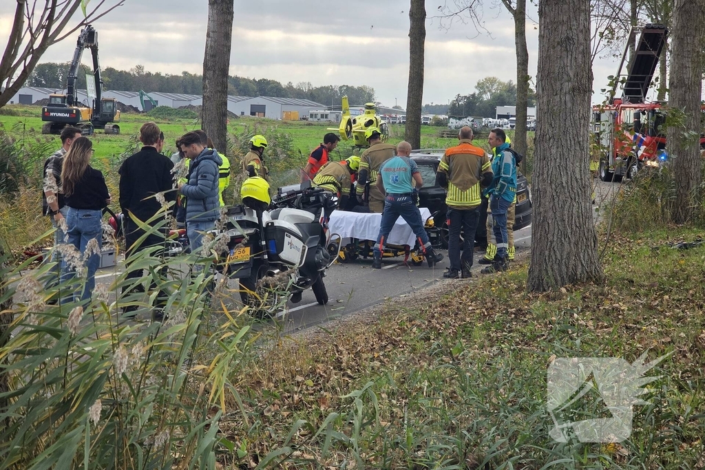 Zwaargewonde na botsing tegen boom